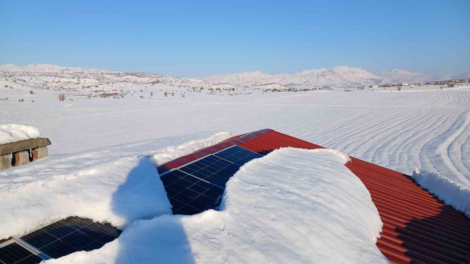 Kulp kırsalında kar, güneş panellerini etkiledi
