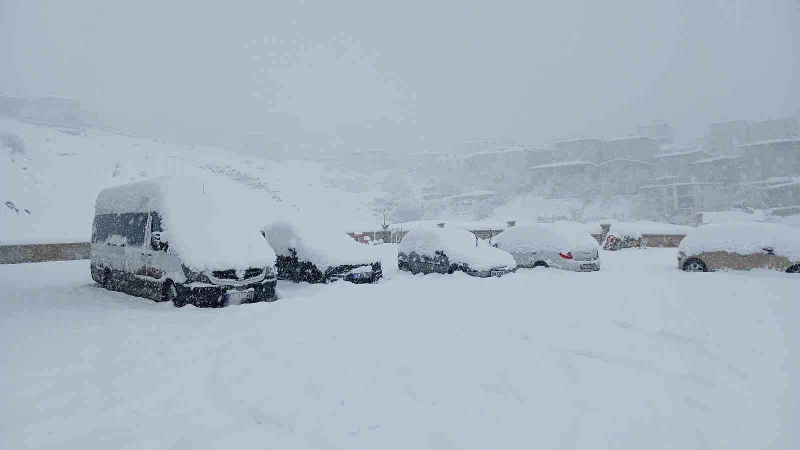 Kulp’ta 10 yılın en yoğun kar yağışı: Araçlar kar altında kaldı
Kulp’ta 10 yılın en yoğun kar yağışı: Araçlar kar altında kaldı