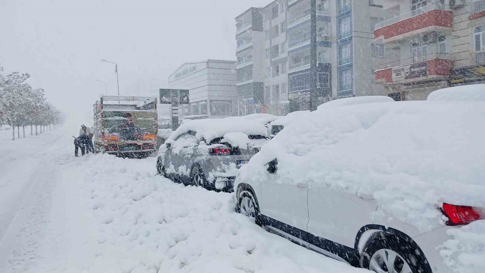 Kulp’ta 10 yılın en yoğun kar yağışı: Araçlar kar altında kaldı
Kulp’ta 10 yılın en yoğun kar yağışı: Araçlar kar altında kaldı