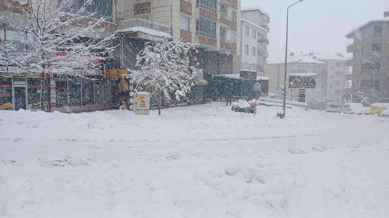 Kulp’ta 10 yılın en yoğun kar yağışı: Araçlar kar altında kaldı
Kulp’ta 10 yılın en yoğun kar yağışı: Araçlar kar altında kaldı