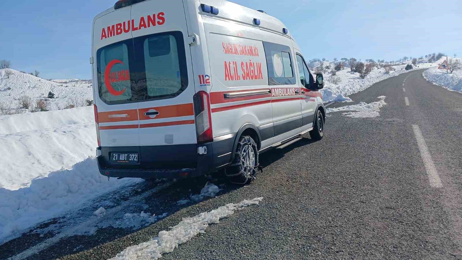 Kulp’ta arızalanan ambulans yol kenarında bekliyor
