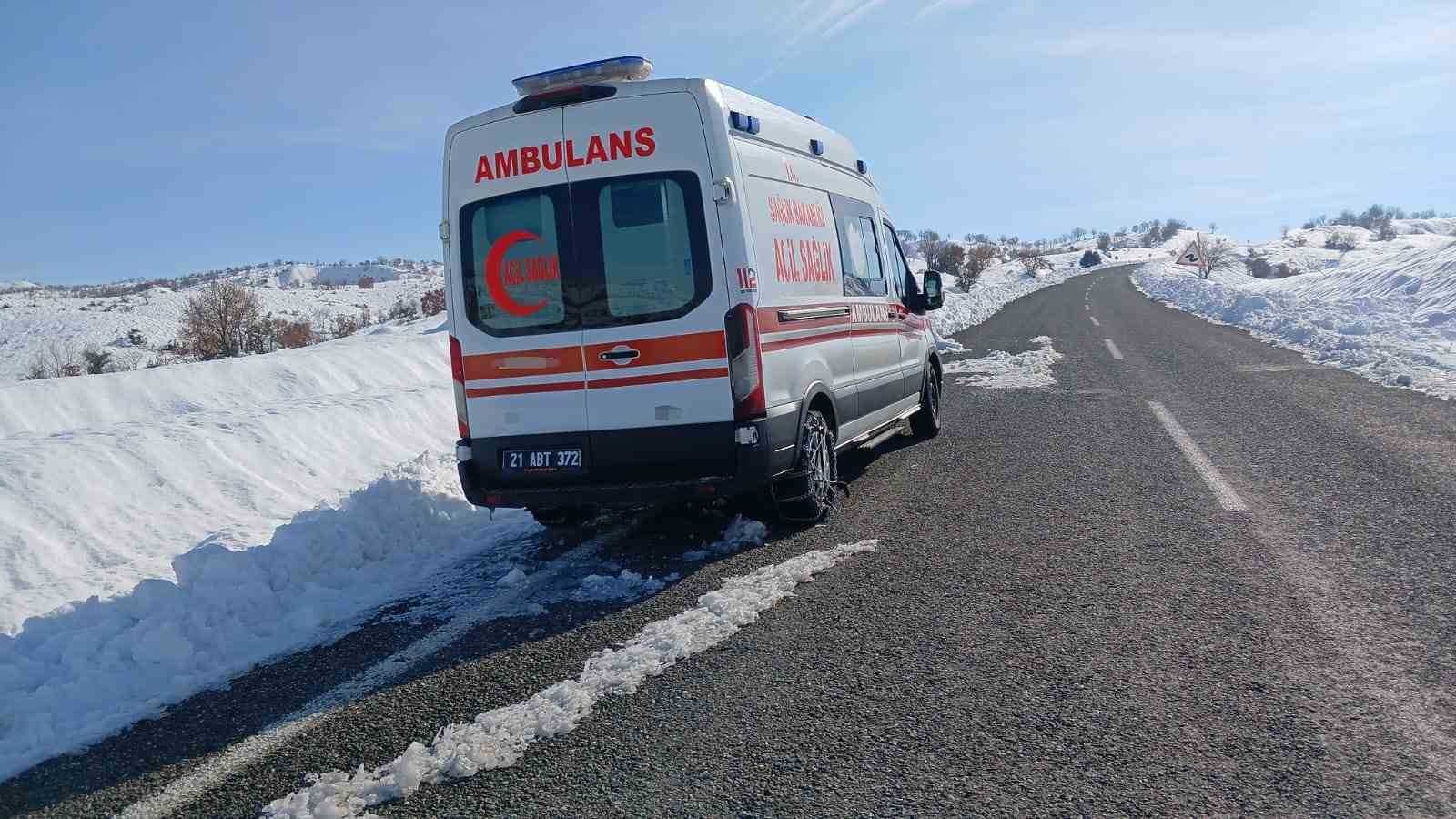 Kulp’ta arızalanan ambulans yol kenarında bekliyor
