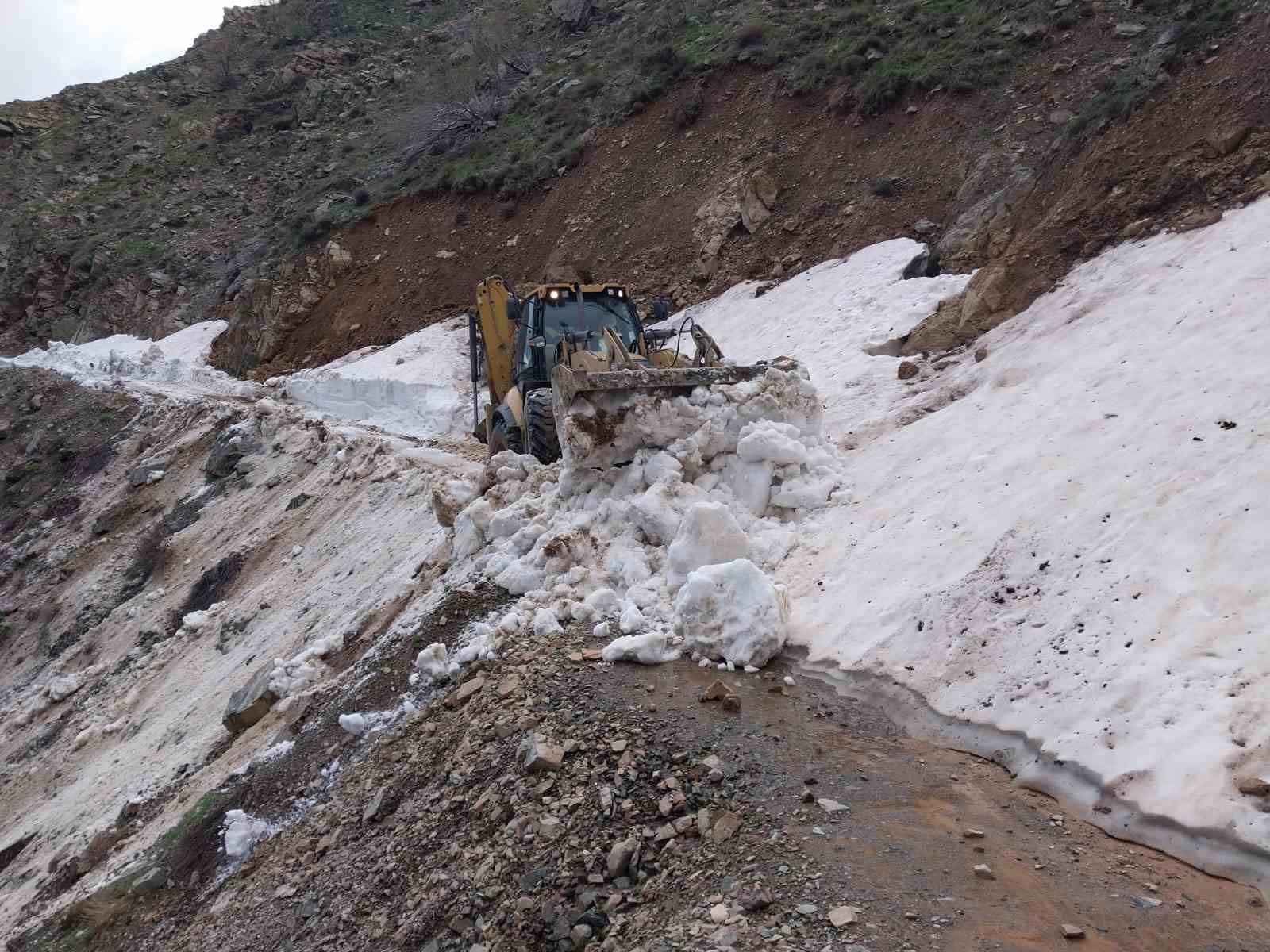 Kulp’ta çığ ve heyelan nedeniyle hasar gören yollar onarılıyor
