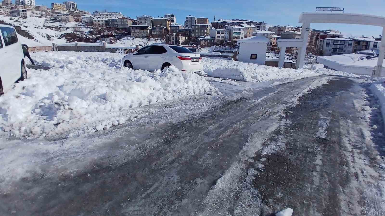 Kulp’ta dondurucu soğuk etkili oldu
