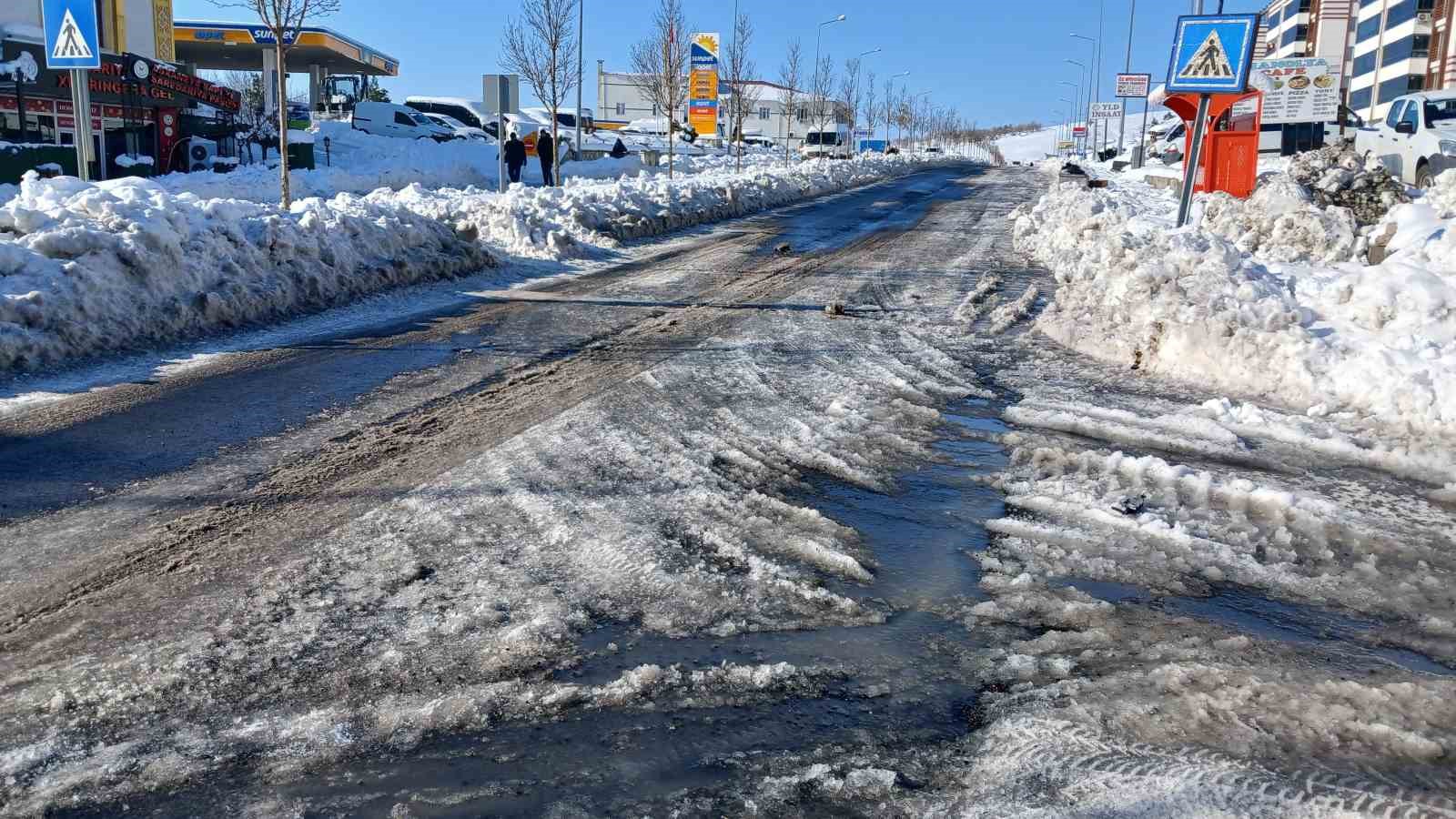 Kulp’ta dondurucu soğuk günlük yaşamı felç etti
