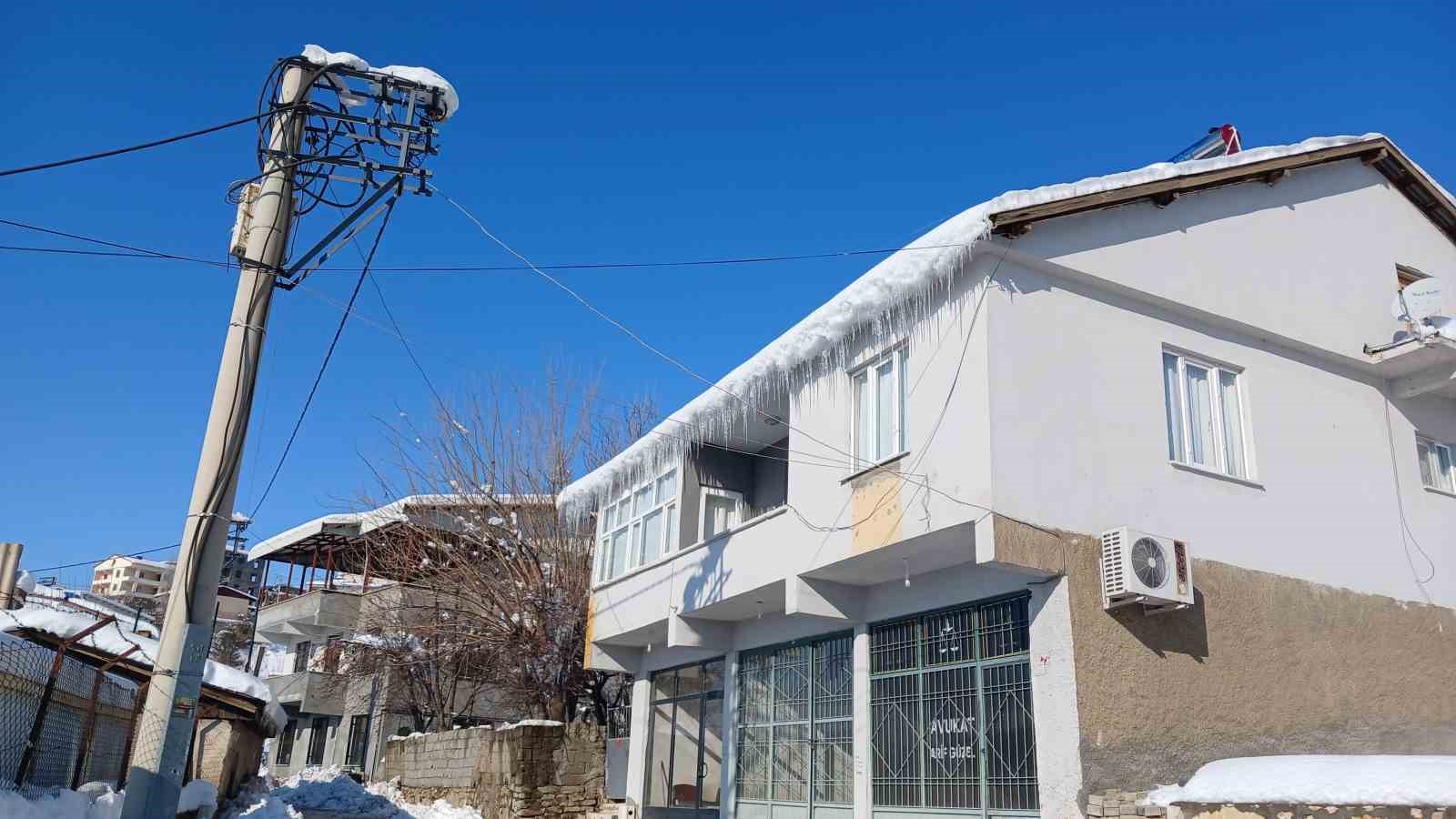 Kulp’ta dondurucu soğuk günlük yaşamı felç etti
