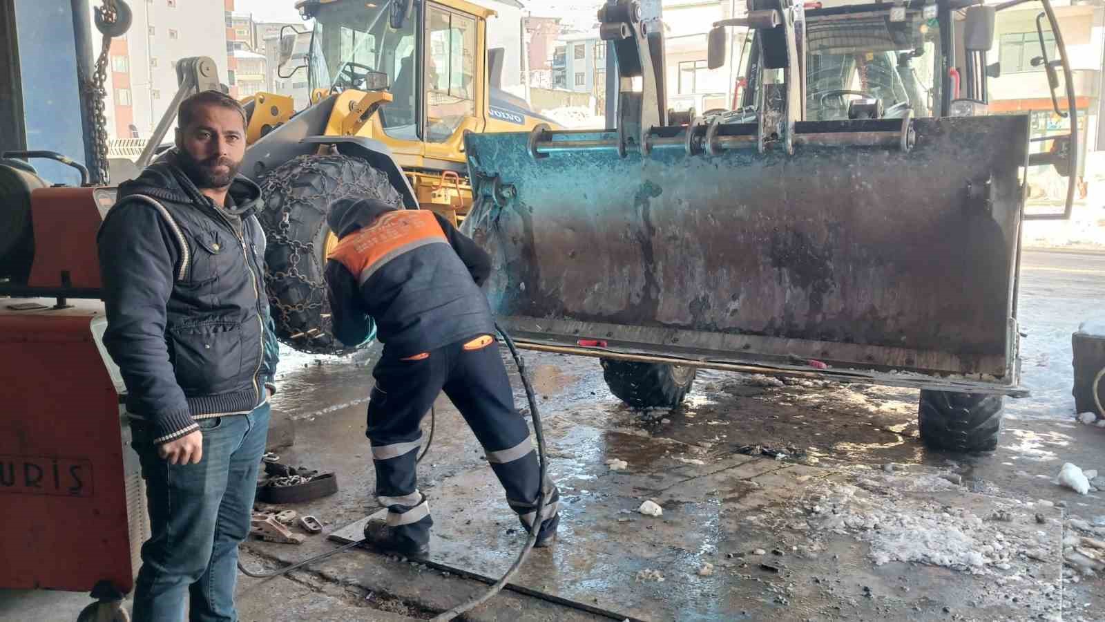 Kulp’ta dondurucu soğuklar oto tamircilerini zorluyor
