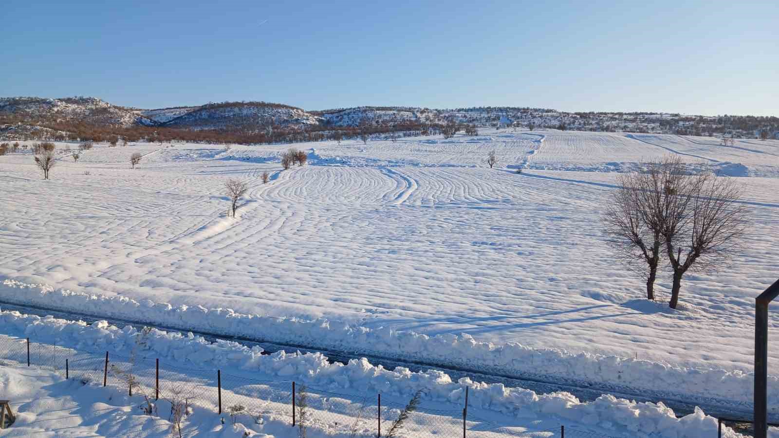 Kulp’ta kar yağışı çiftçiye umut oldu
