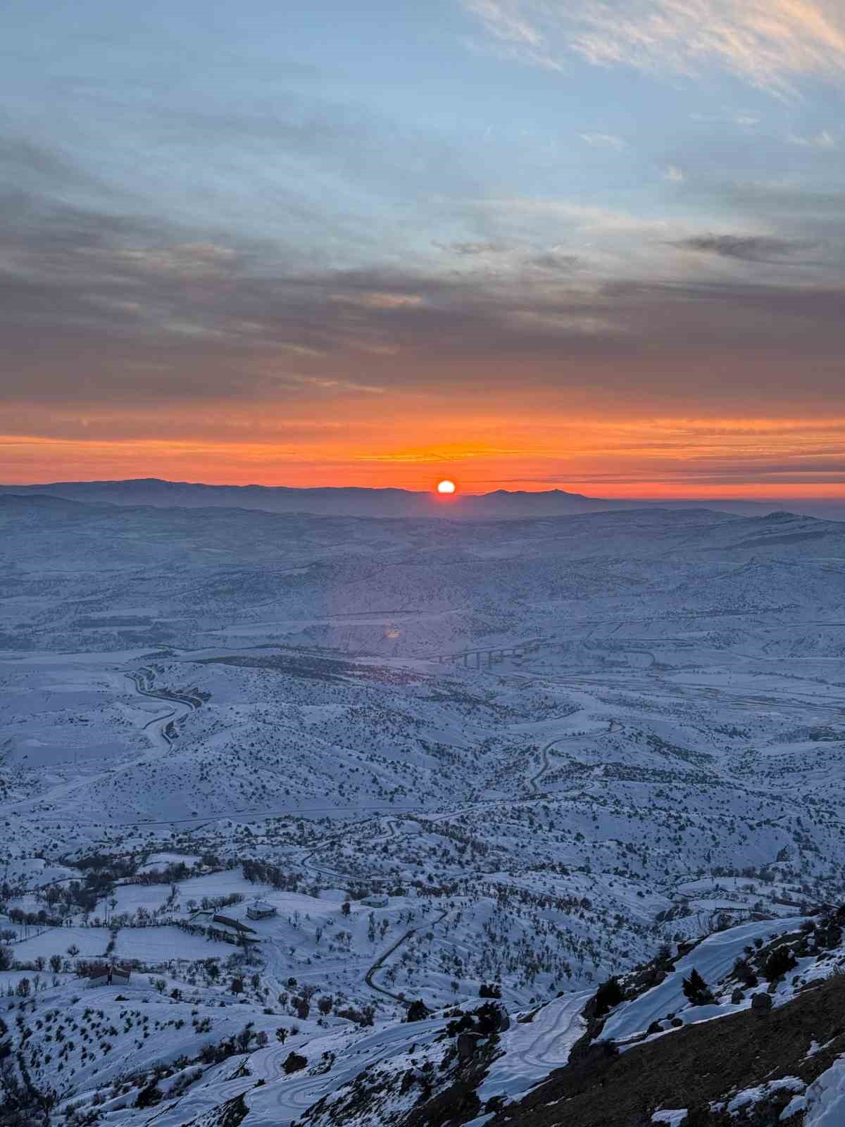 Kulp’ta kar yağışı görsel şölen oluşturdu
Kulp’ta kar yağışı görsel şölen oluşturdu