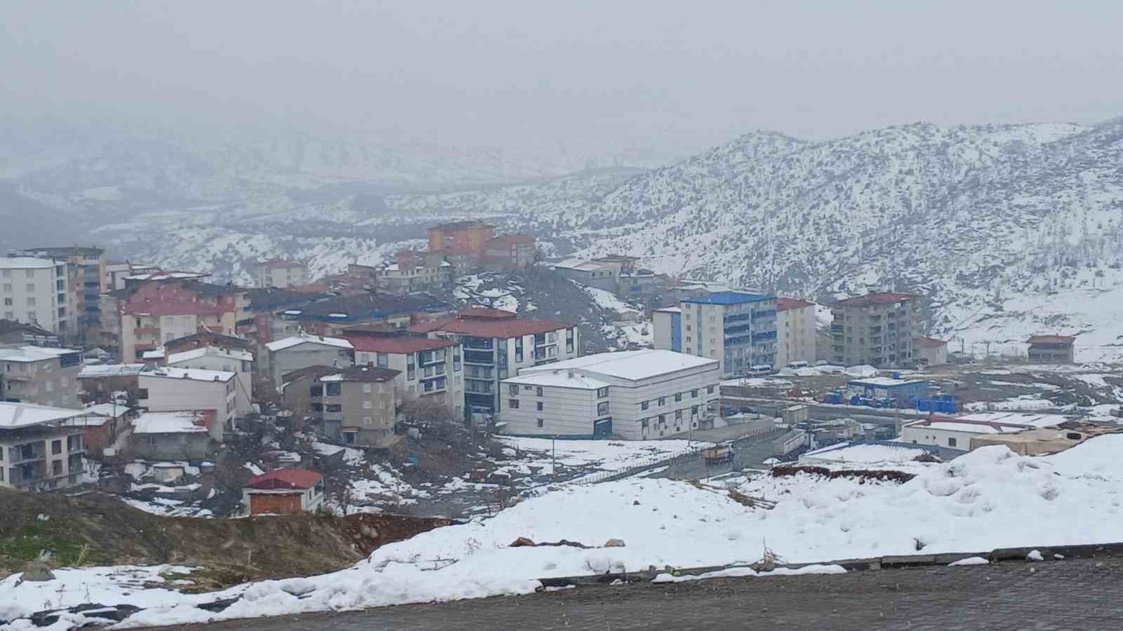 Kulp’ta yüksek kesimler beyaza büründü
