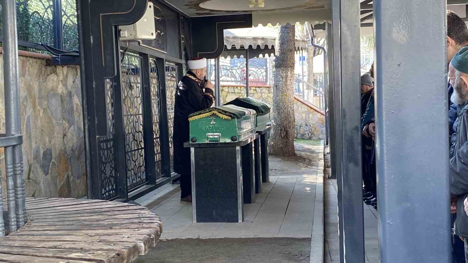 Kulübede balta ve kürekle öldürülen berberin vücudunda 24 yara tespit edildi
Kulübede balta ve kürekle öldürülen berberin vücudunda 24 yara tespit edildi