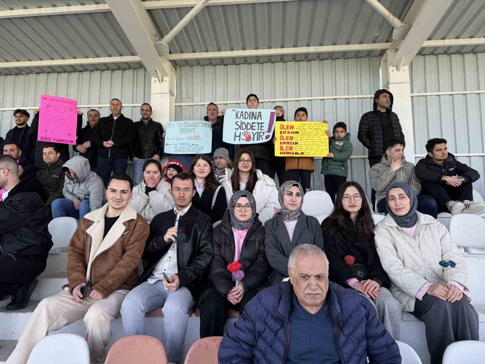Kulu’da kadın hakem, polis ve sağlıkçıya 8 Mart’ta çiçek
