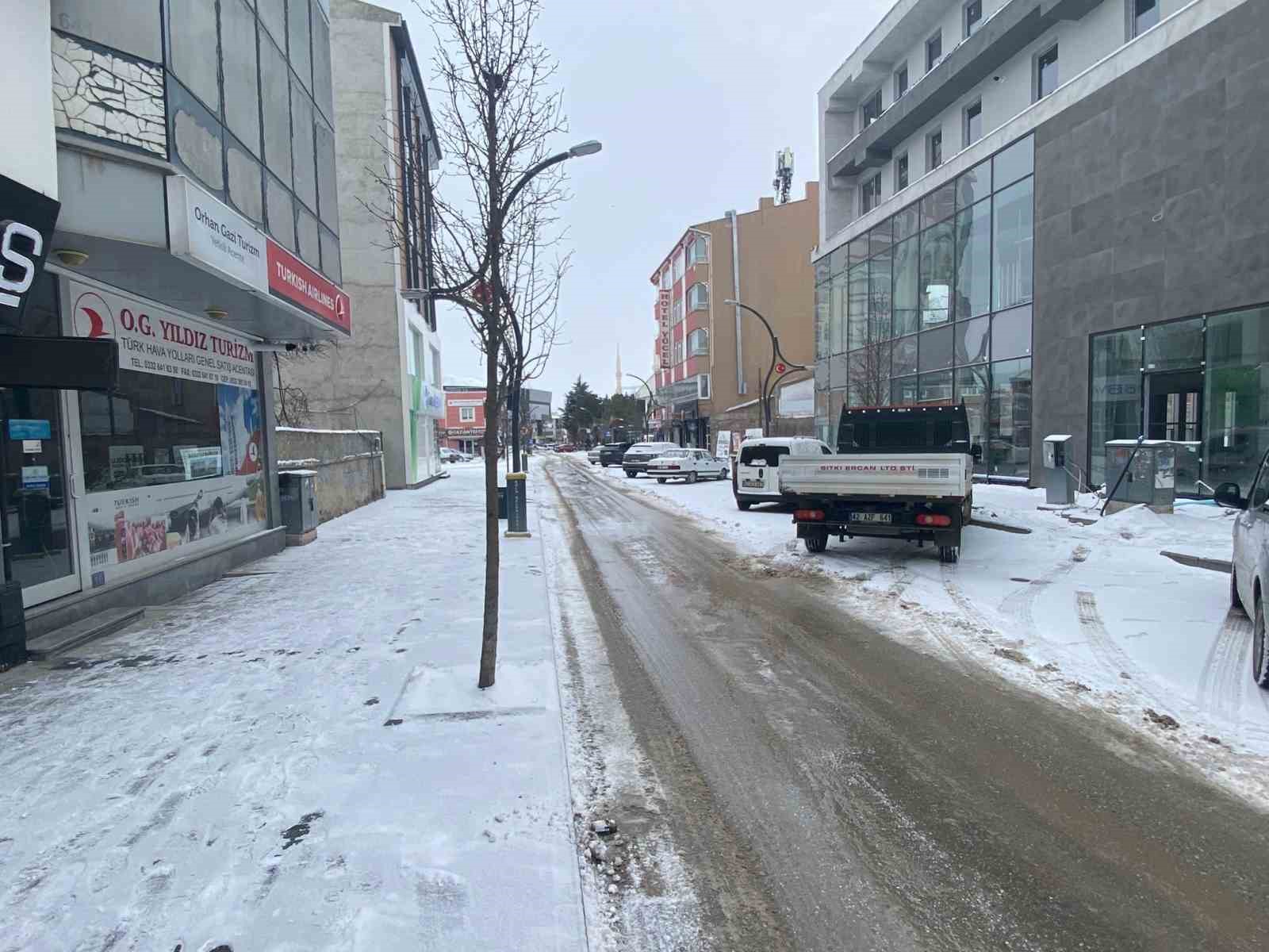 Kulu’da mevsimin ilk kar yağışı etkili oldu
