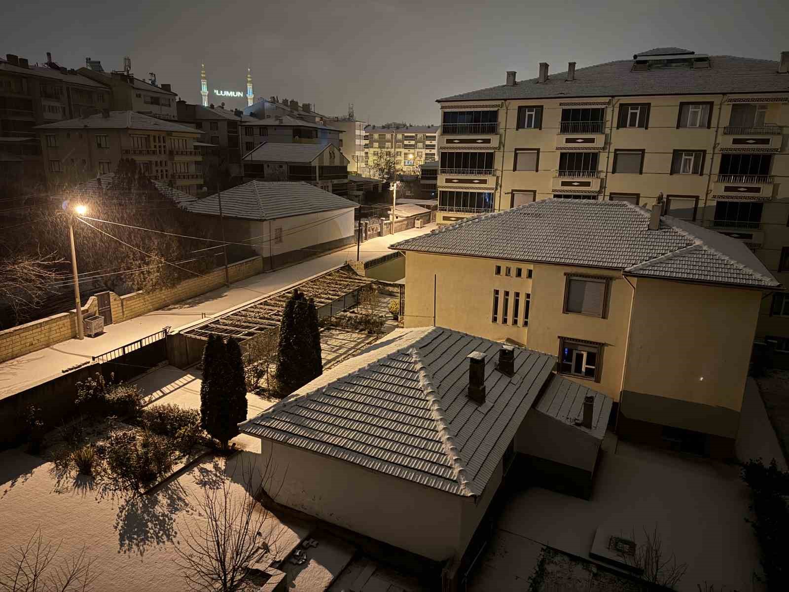 Kulu’da mevsimin ilk kar yağışı etkili oldu
