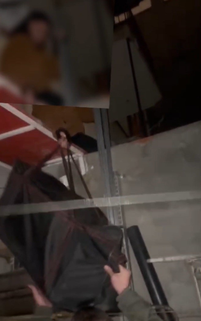 Kumar oynatılan mekana kapıyı ikiye bölerek giren polis, çatıdan kaçmaya çalışanları yakaladı
