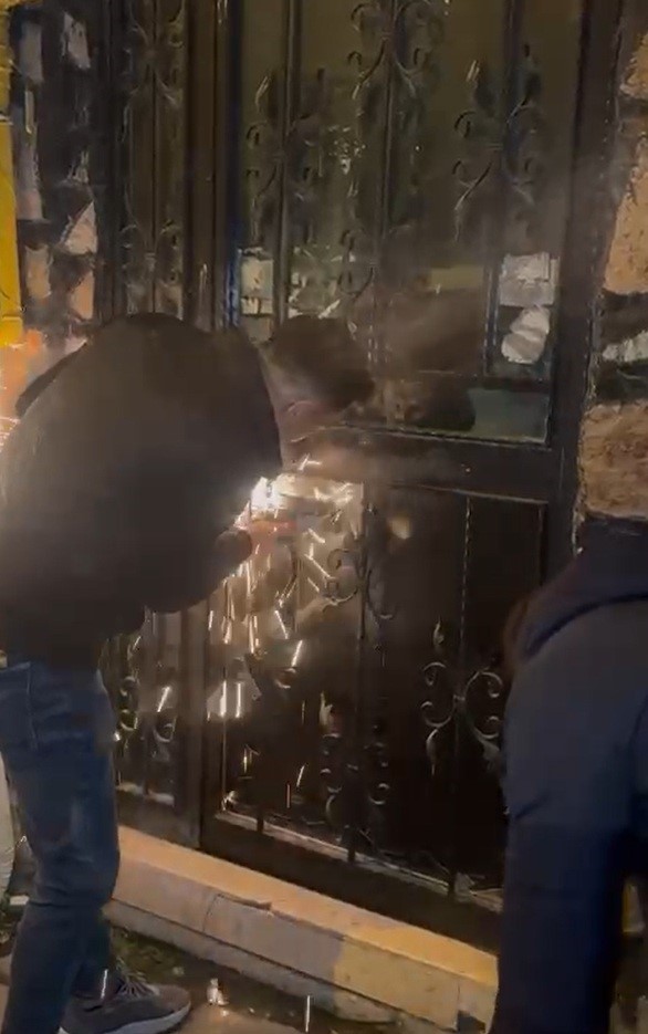 Kumar oynatılan mekana kapıyı ikiye bölerek giren polis, çatıdan kaçmaya çalışanları yakaladı
