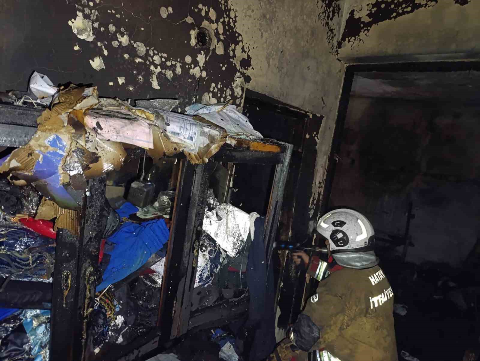 Kumaş deposu alevlere teslim oldu
