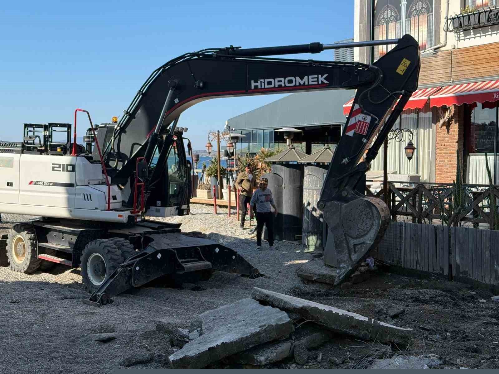 Kumbahçe sahilinde işgalden temizleniyor
