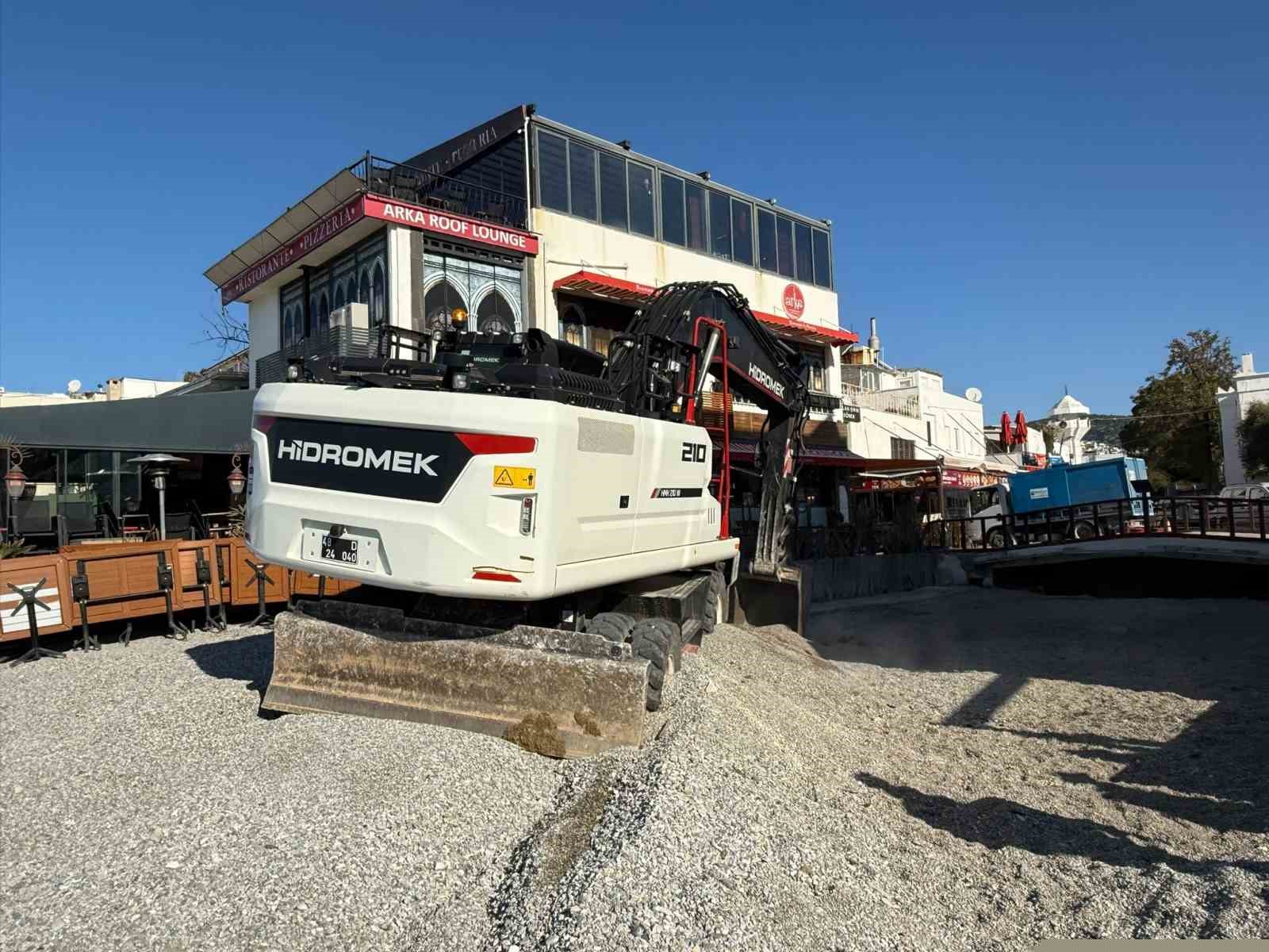 Kumbahçe sahilinde işgalden temizleniyor
