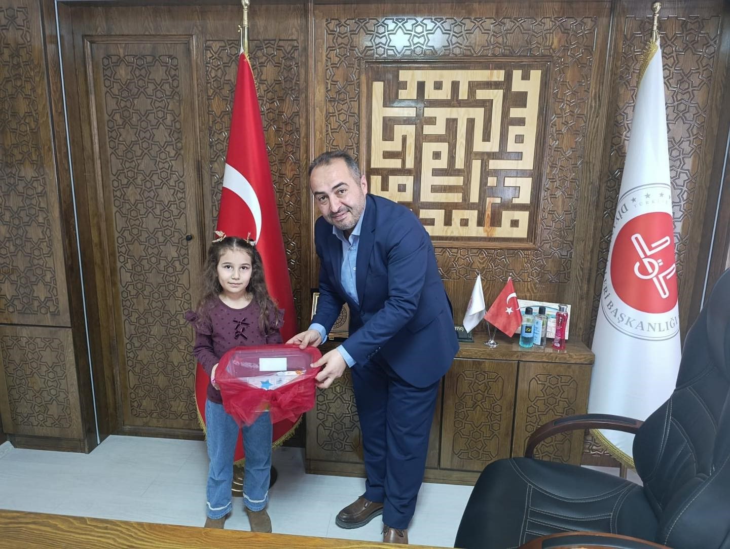 Kumbaradaki harçlıklarını ihtiyaç sahibi ailelere bağışladılar
