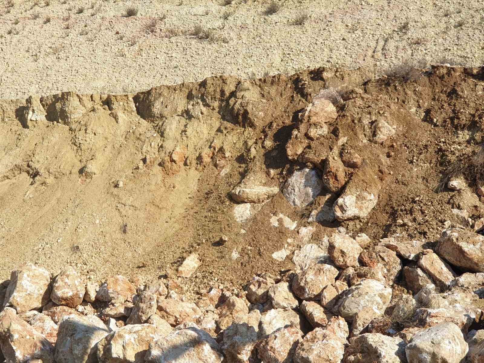 Kumluca-Kemer karayolunda toprak kayması, heyelanı önlemek için örülen duvardaki kayalar yola saçıldı
