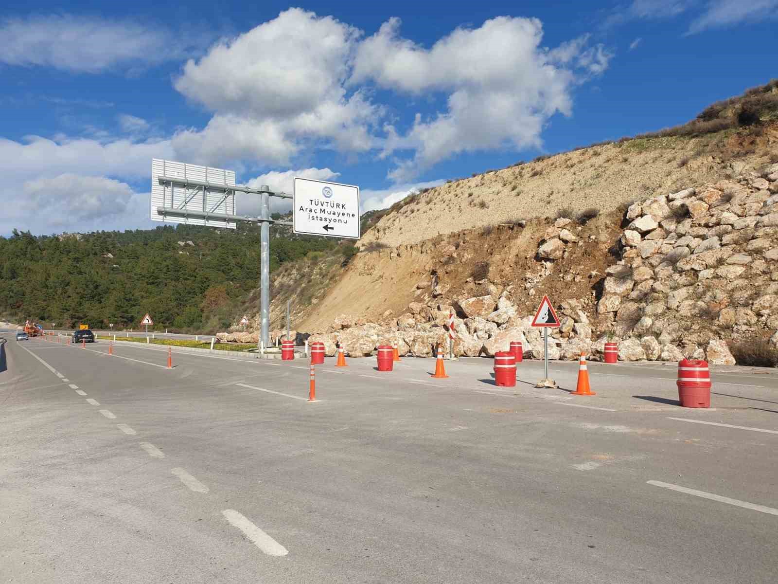 Kumluca-Kemer karayolunda toprak kayması, heyelanı önlemek için örülen duvardaki kayalar yola saçıldı
