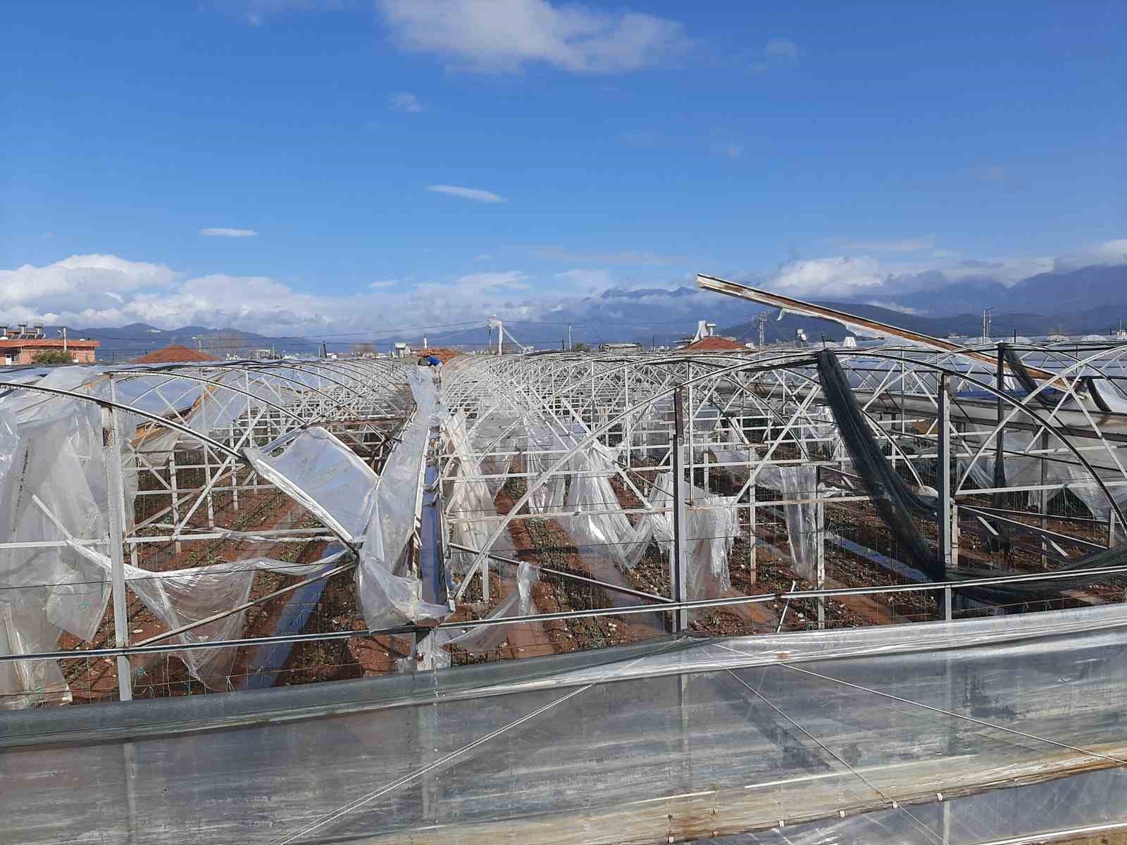 Kumluca’da hortum seraları parçaladı
