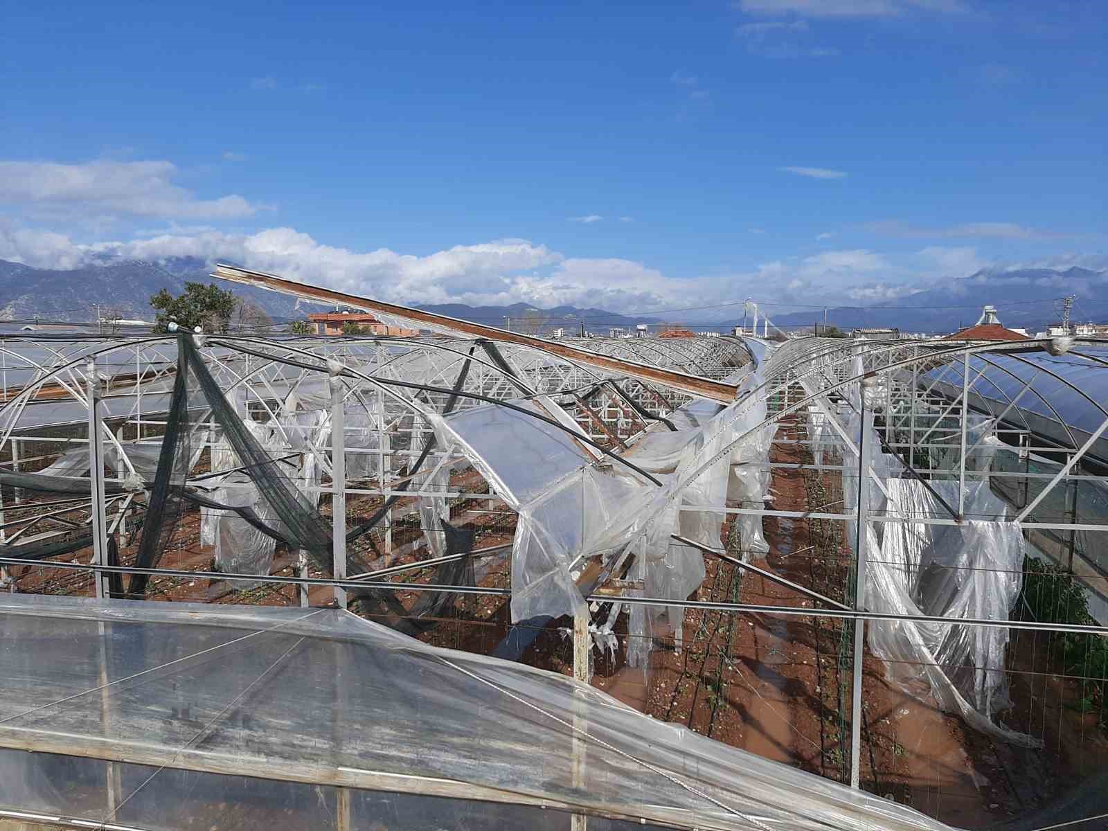 Kumluca’da hortum seraları parçaladı
