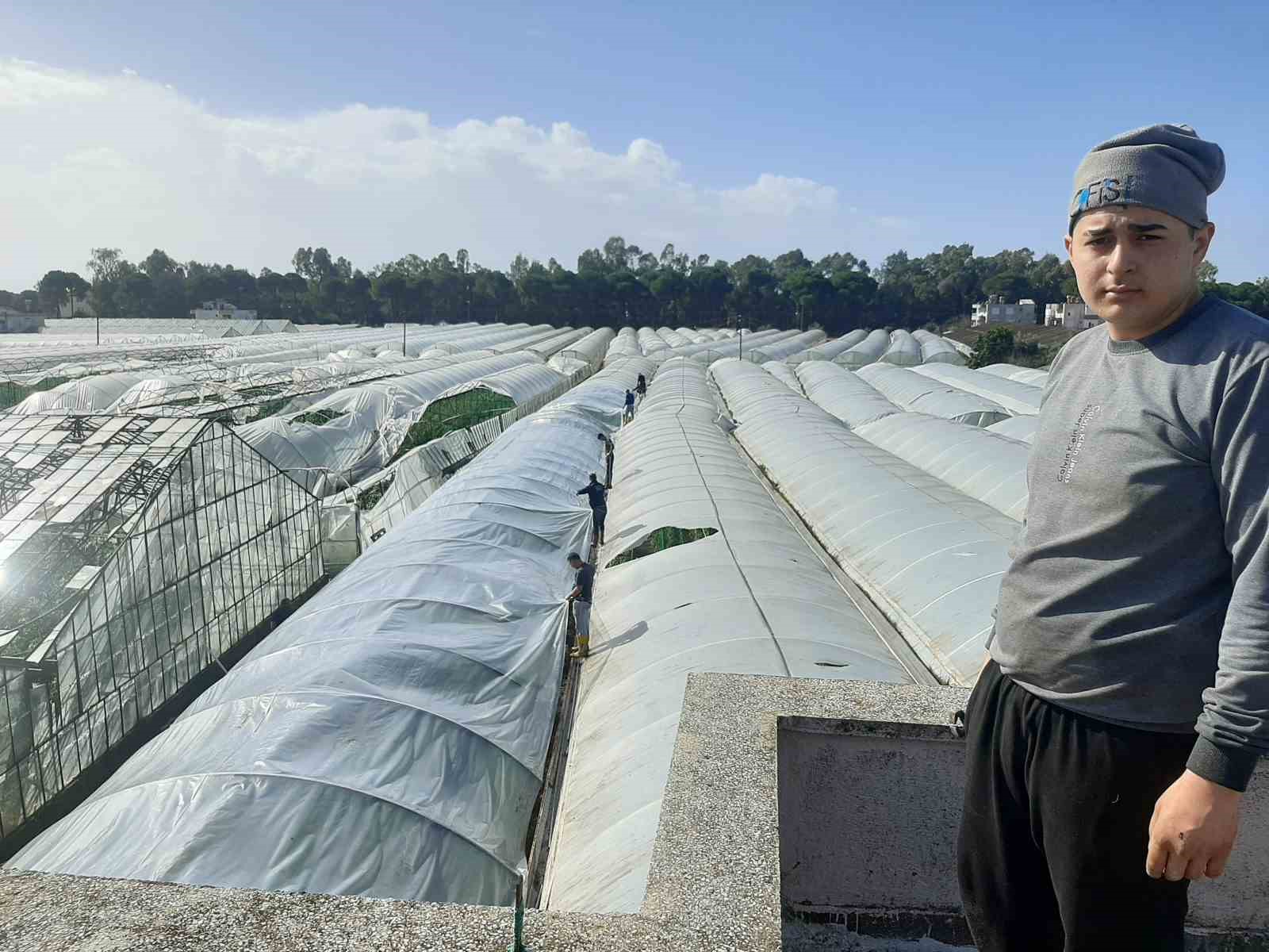 Kumluca’da hortum seraları parçaladı
