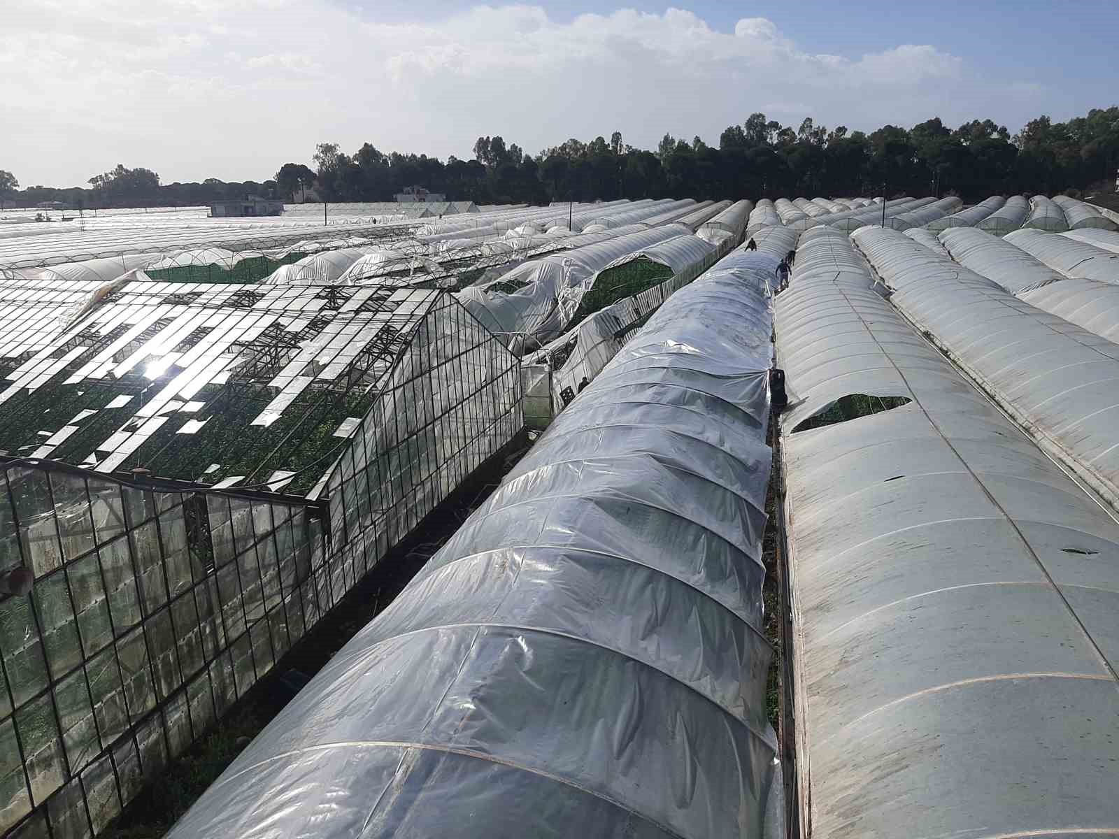 Kumluca’da hortum seraları parçaladı
