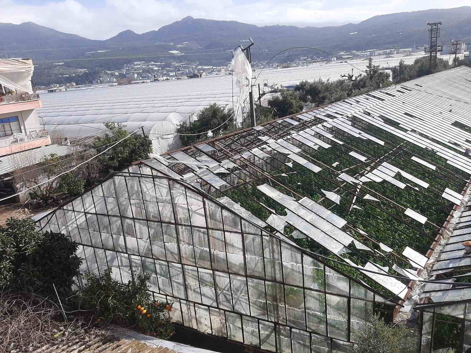 Kumluca’da hortum seraları parçaladı
