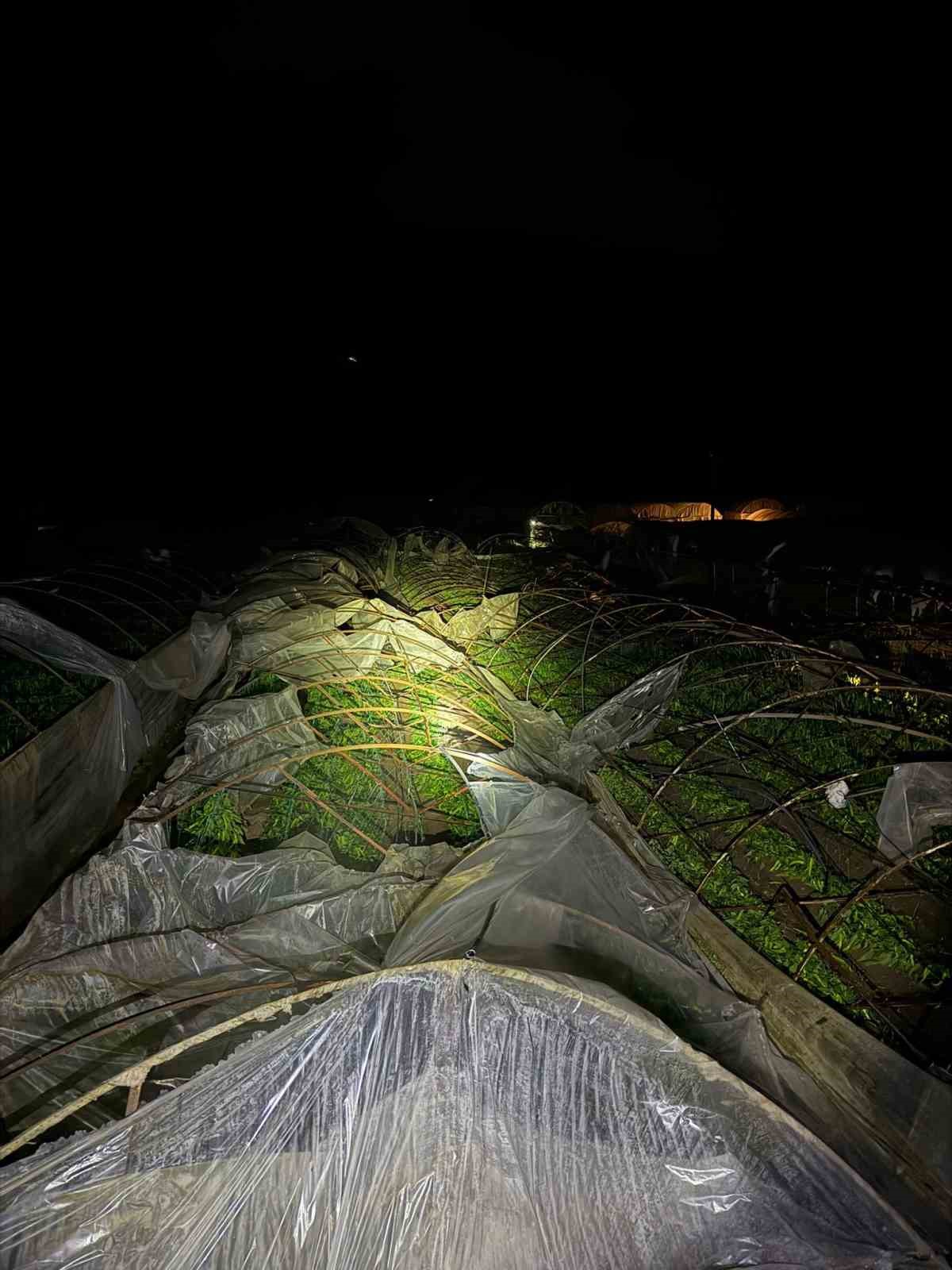 Kumluca’da yağmur ve hortum seraları vurdu
