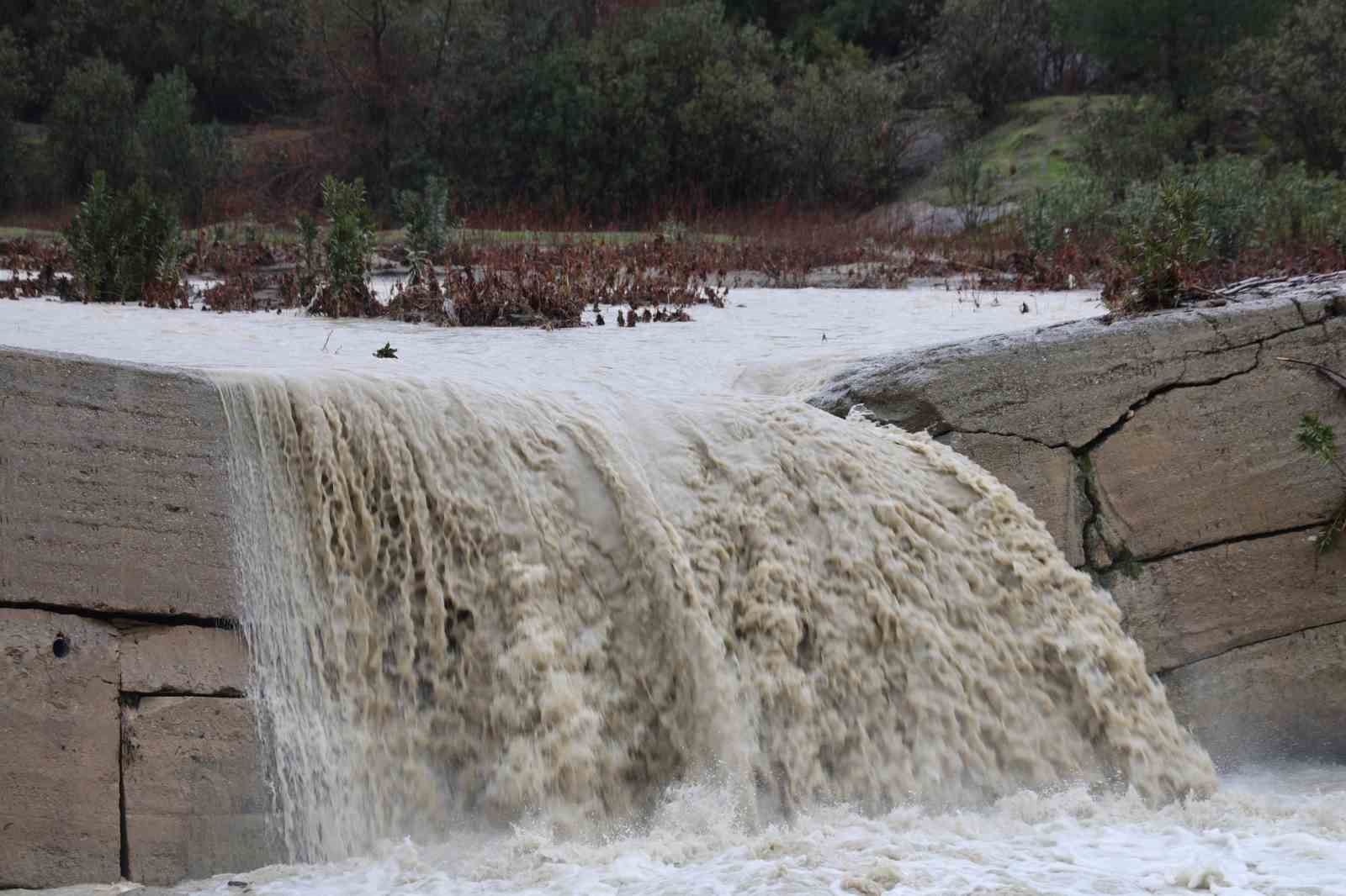 Kuraklıkla kuruyan Deliçay yeniden akmaya başladı, çiftçinin yüzü güldü
