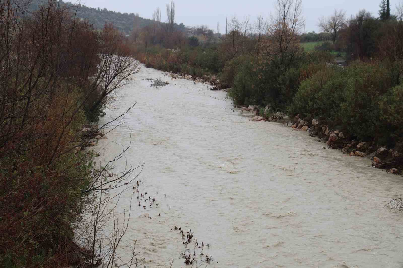 Kuraklıkla kuruyan Deliçay yeniden akmaya başladı, çiftçinin yüzü güldü
