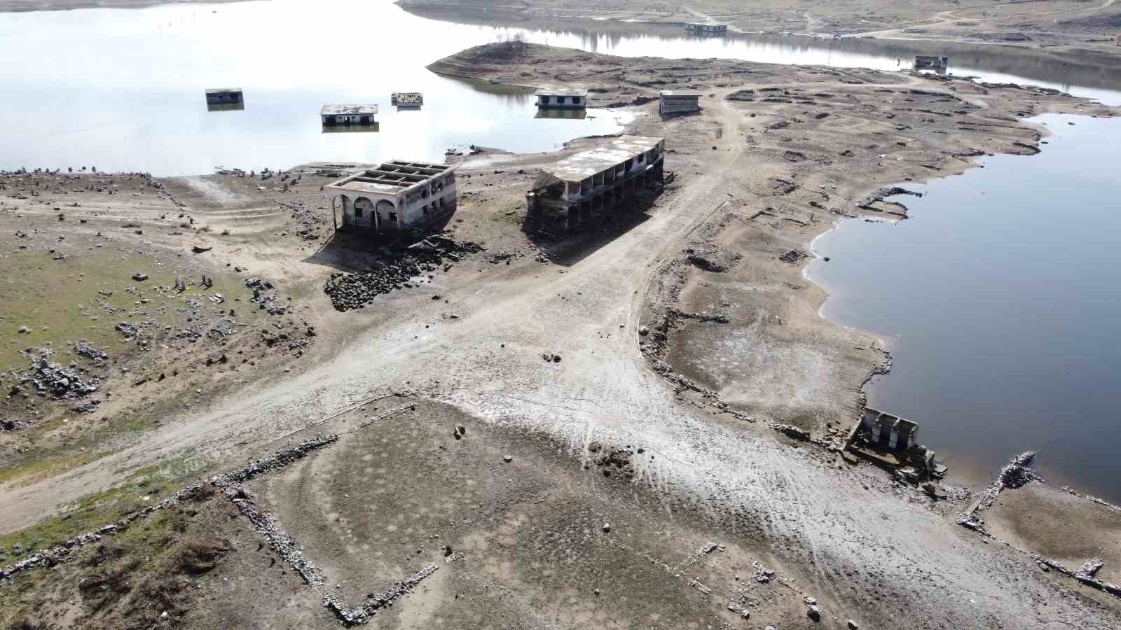 Kuraklıkta ortaya çıkmıştı, yağışlarla yeniden kayboldu
