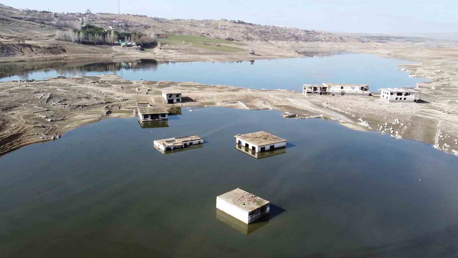 Kuraklıkta ortaya çıkmıştı, yağışlarla yeniden kayboldu
