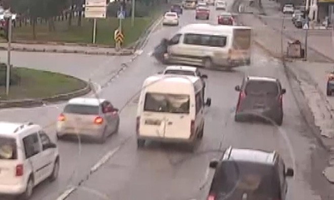Kural ihlalleri kazalara yol açtı: O anlar kameraya yansıdı
