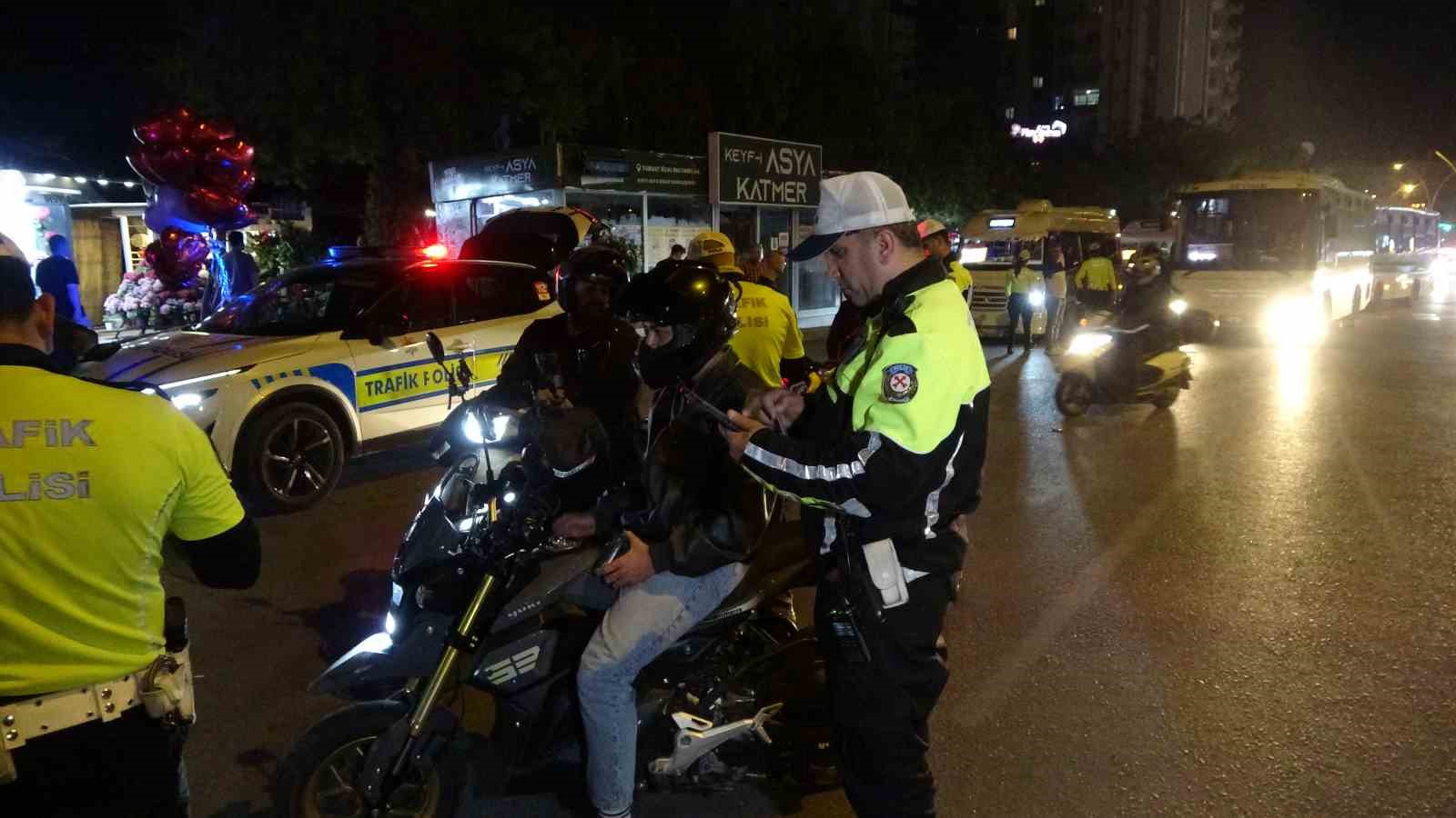 Kural tanımaz motosiklet sürücülerine 498 bin TL ceza
