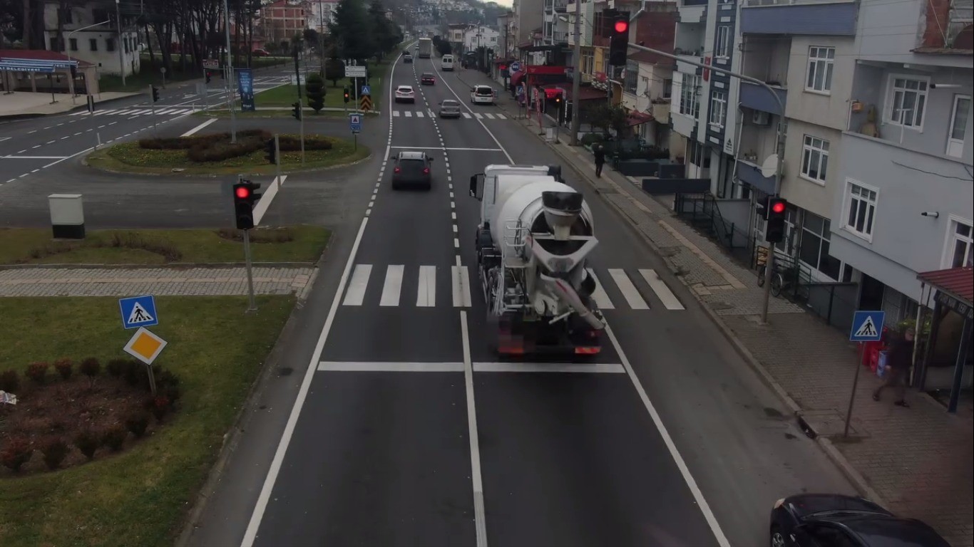 Kurallara uymayan sürücüler dron ile görüntülendi
