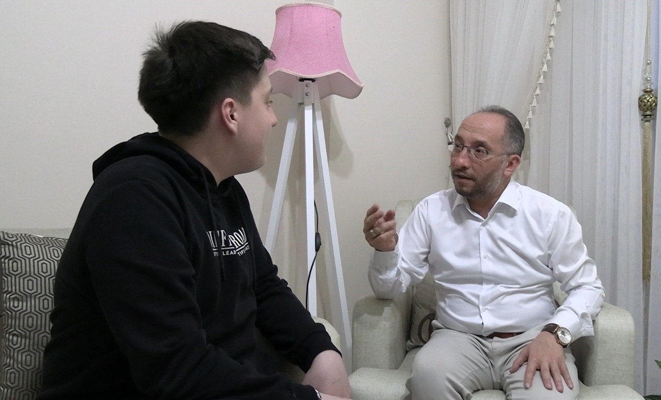 Kur’an-ı Kerim’i ezberlemenin ötesine geçti: Ayetlerin sayfasını ve satırını saniyeler içinde söylüyor
