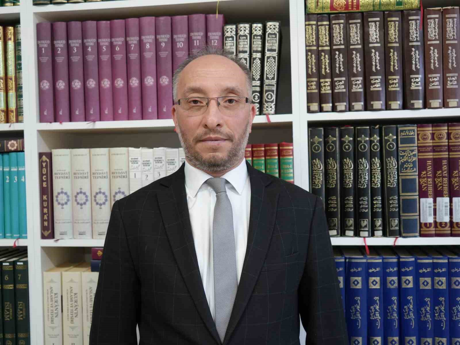 Kur’an-ı Kerim’i ezberlemenin ötesine geçti: Ayetlerin sayfasını ve satırını saniyeler içinde söylüyor
