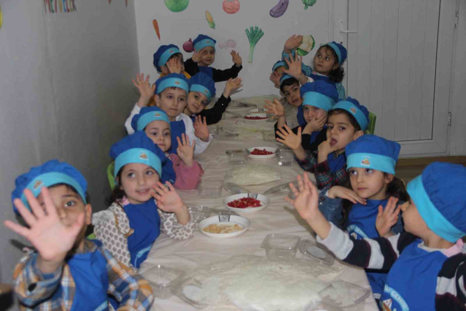 Kur’an kursu öğrenciler ailelerine güllaç hazırladı
