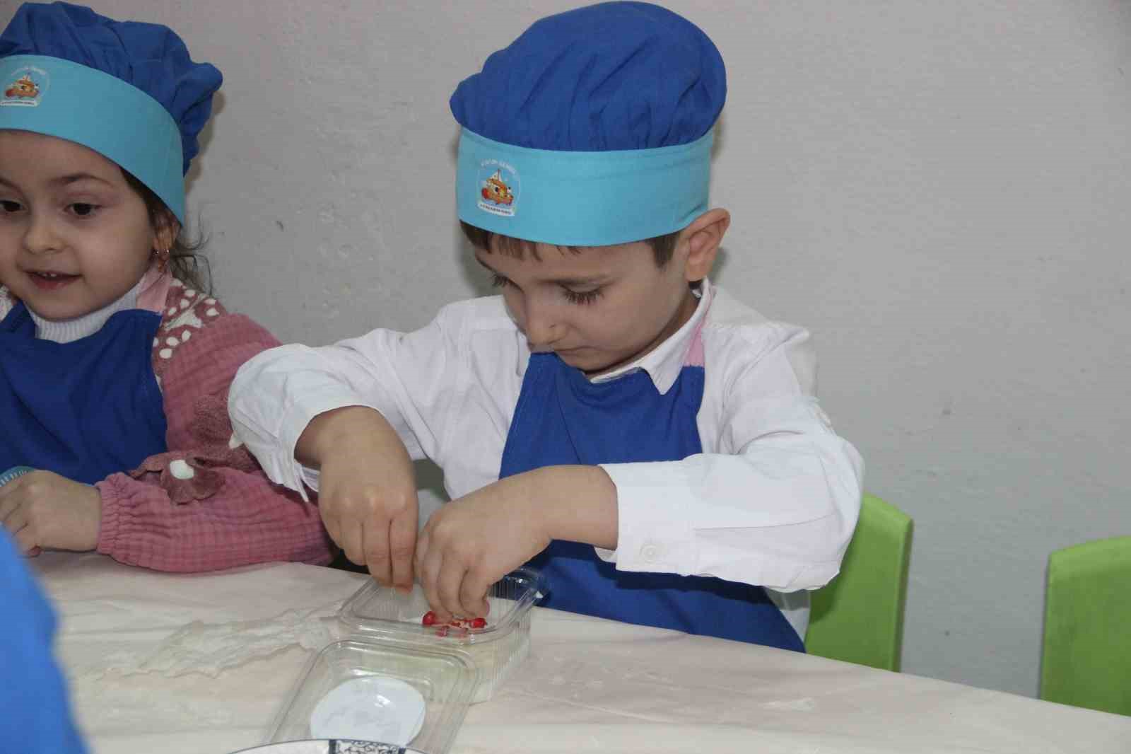 Kur’an kursu öğrenciler ailelerine güllaç hazırladı
