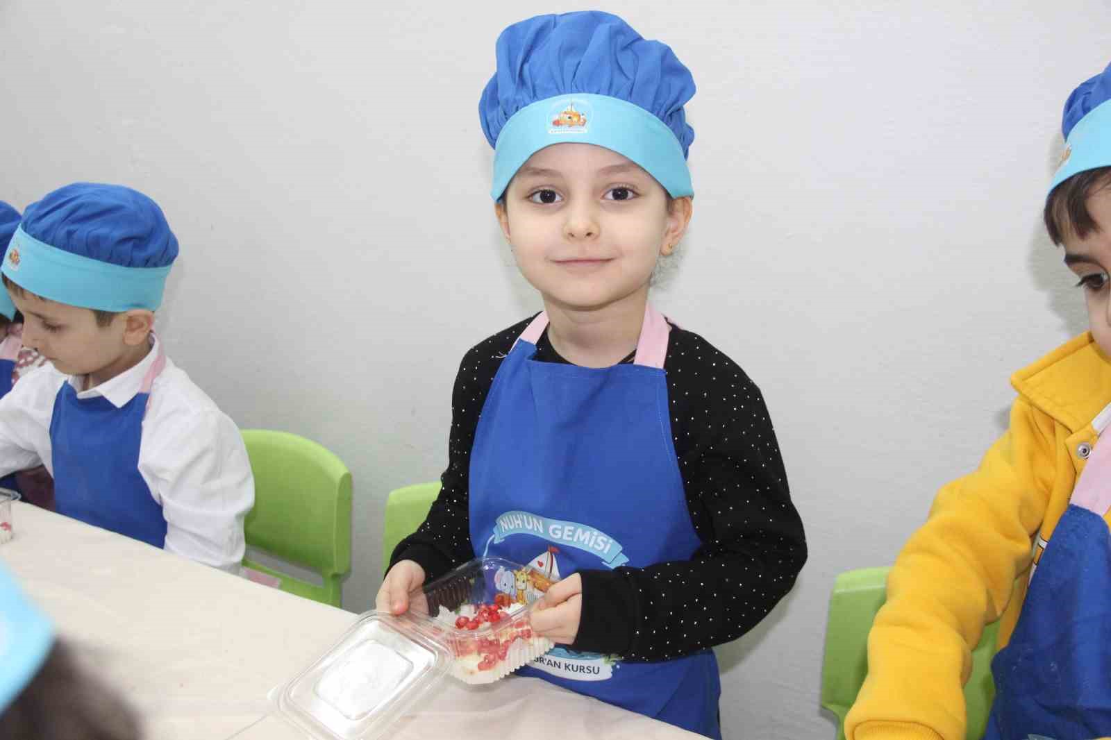 Kur’an kursu öğrenciler ailelerine güllaç hazırladı
