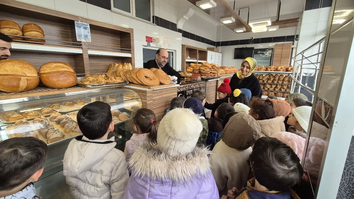 Kur’an kursu öğrencileri askıda ekmek uygulamasına destek verdi
