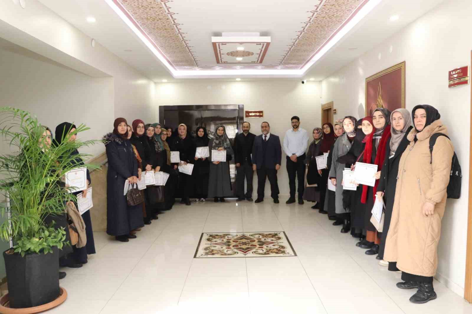 Kur’an Kursu öğreticileri sertifikaları aldı
