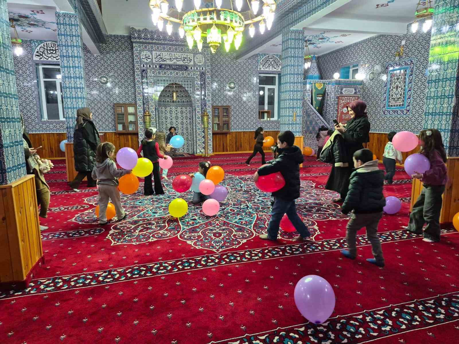 Kur’an kursuna giden minikler oruçlarını camide açtı
