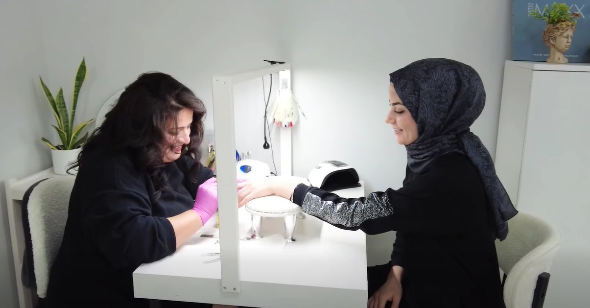 Kursiyer kadın, kendi kuaför dükkanını açtı
