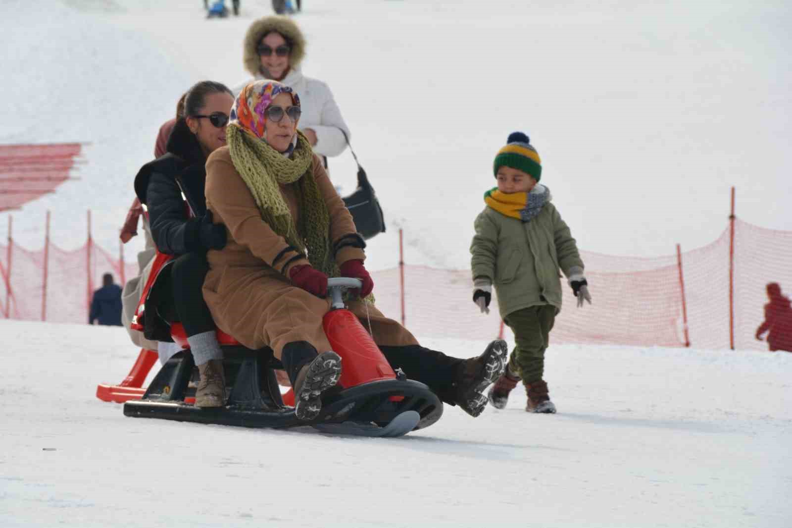 Kursiyer kadınlar kızakla kayıp halay çekmenin keyfini çıkardı
