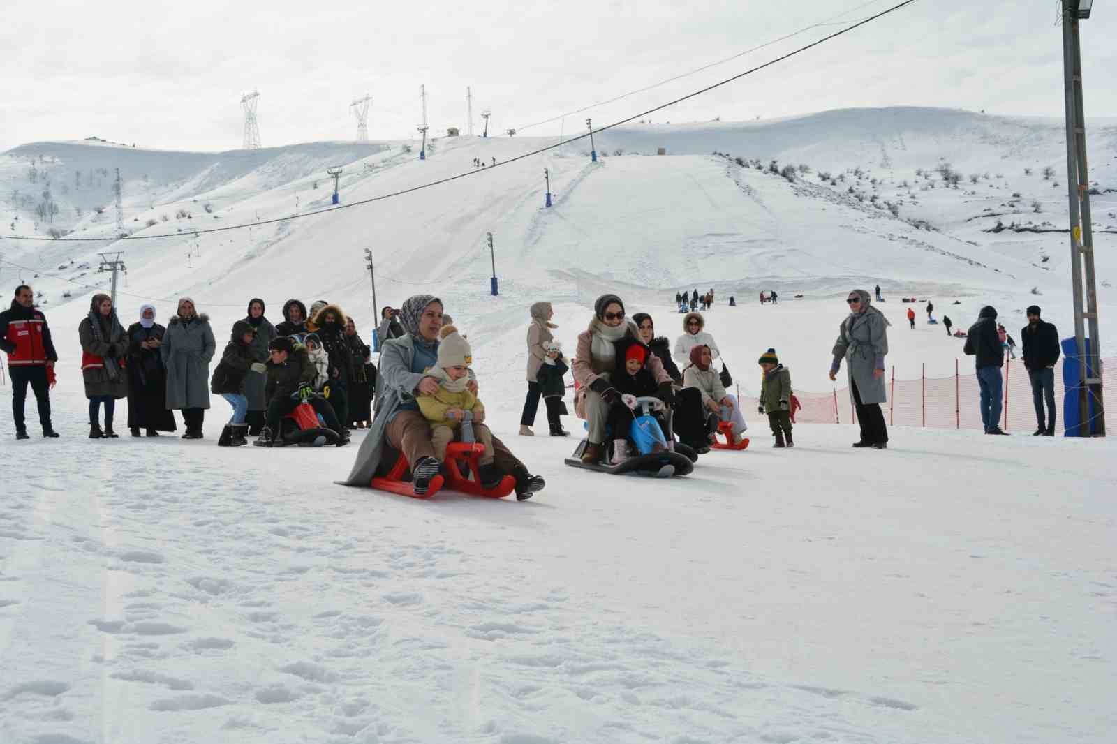Kursiyer kadınlar kızakla kayıp halay çekmenin keyfini çıkardı
